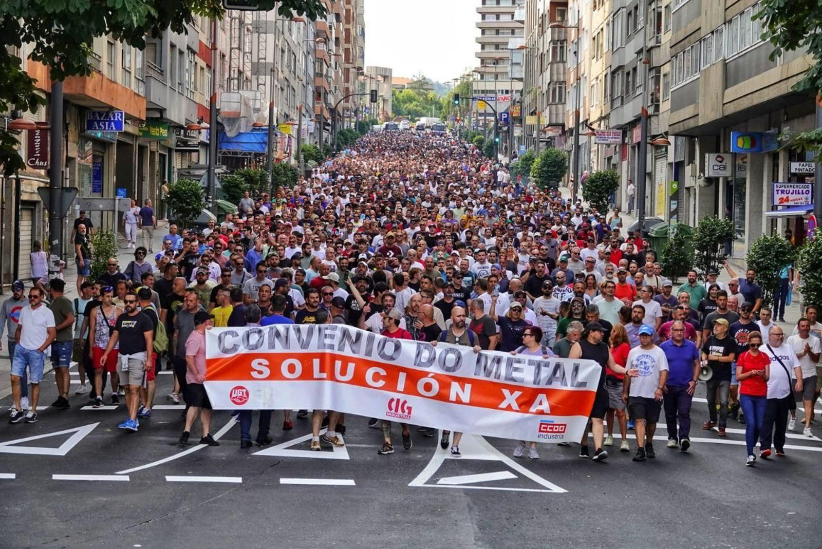 Los manifestantes del metal por la calle Coruña. // Vicente Alonso