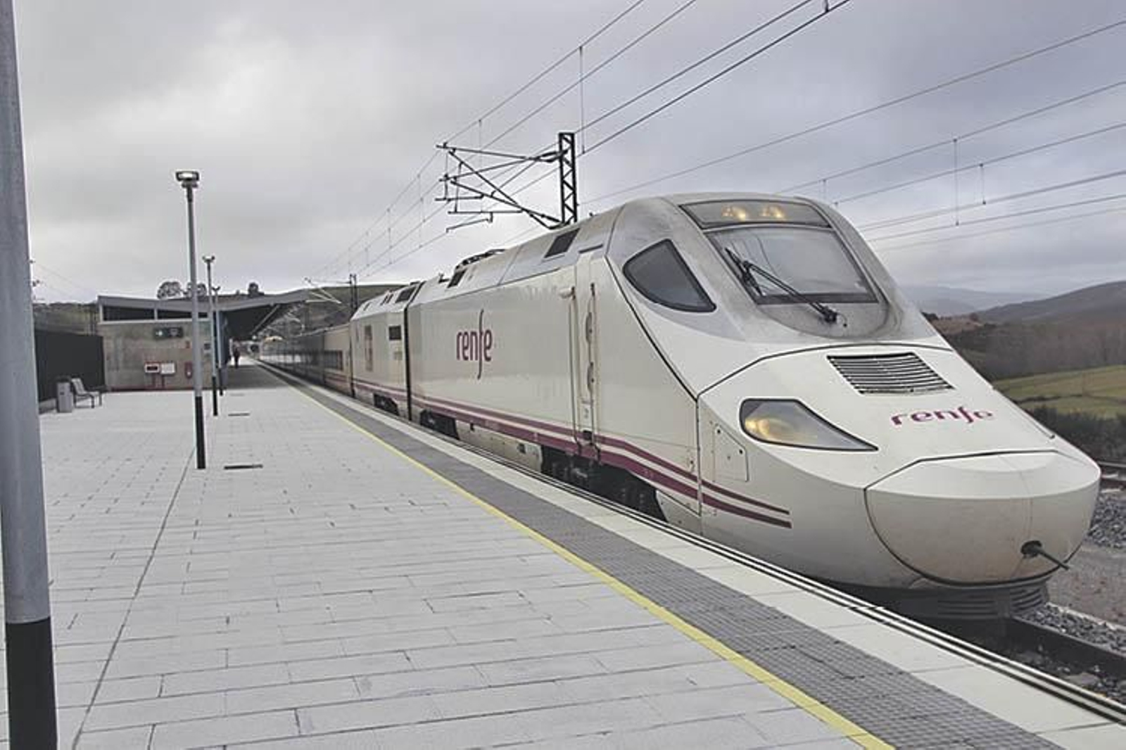 Alvia con destino Madrid, en el andén de la estación de A Gudiña.