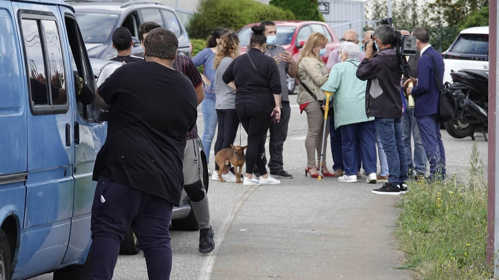 Los vecinos, ayer, se congregaron delante de la viviendapara evitar el desalojo.