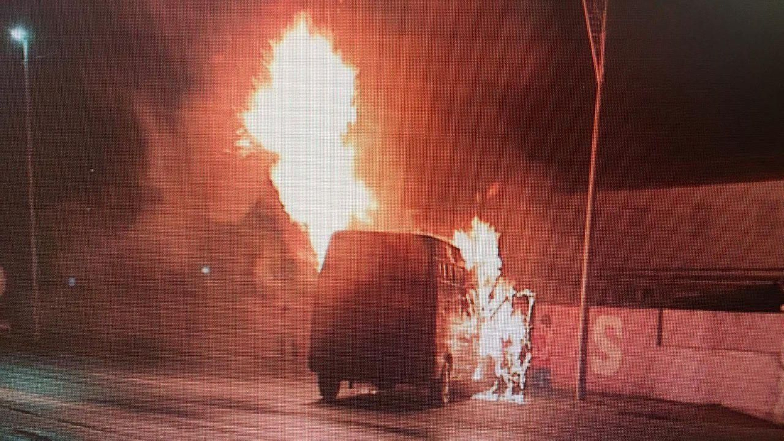 La furgoneta, en llamas.