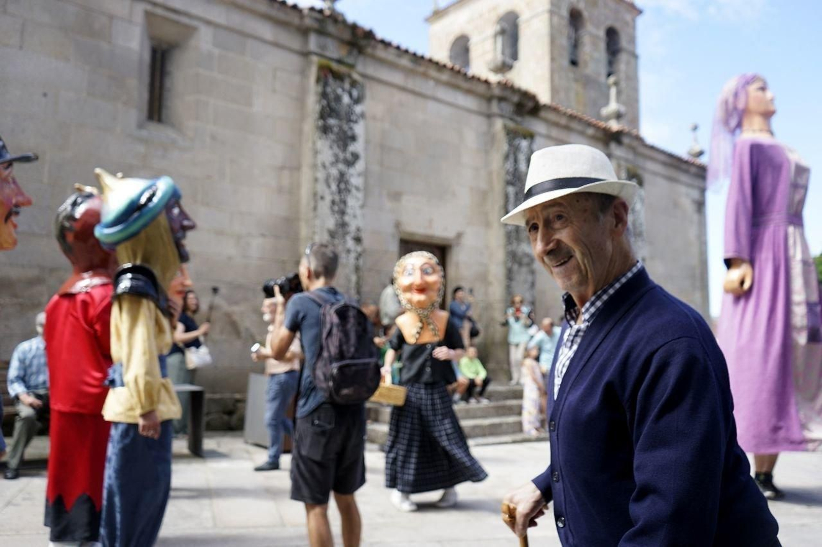 Los cabezudos bailando en el centro.