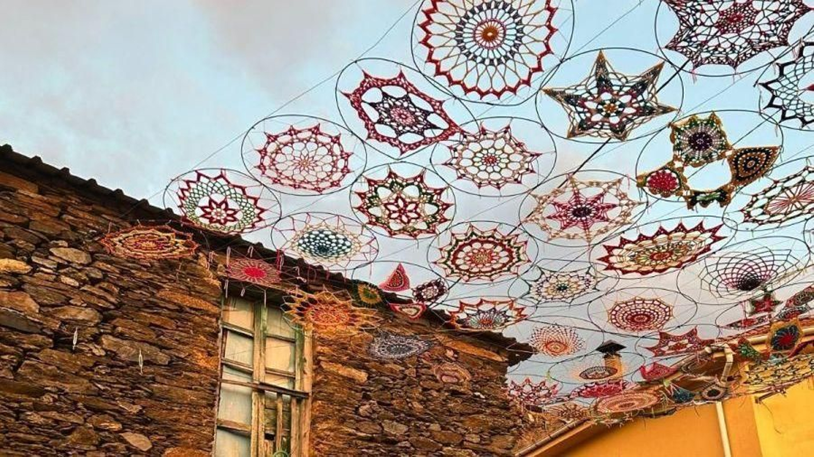 las vecinas de Toro, en la montaña de Laza, que han engalando las calles de su aldea.