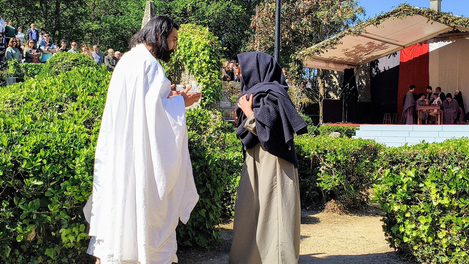 Jesús se le aparece a María.