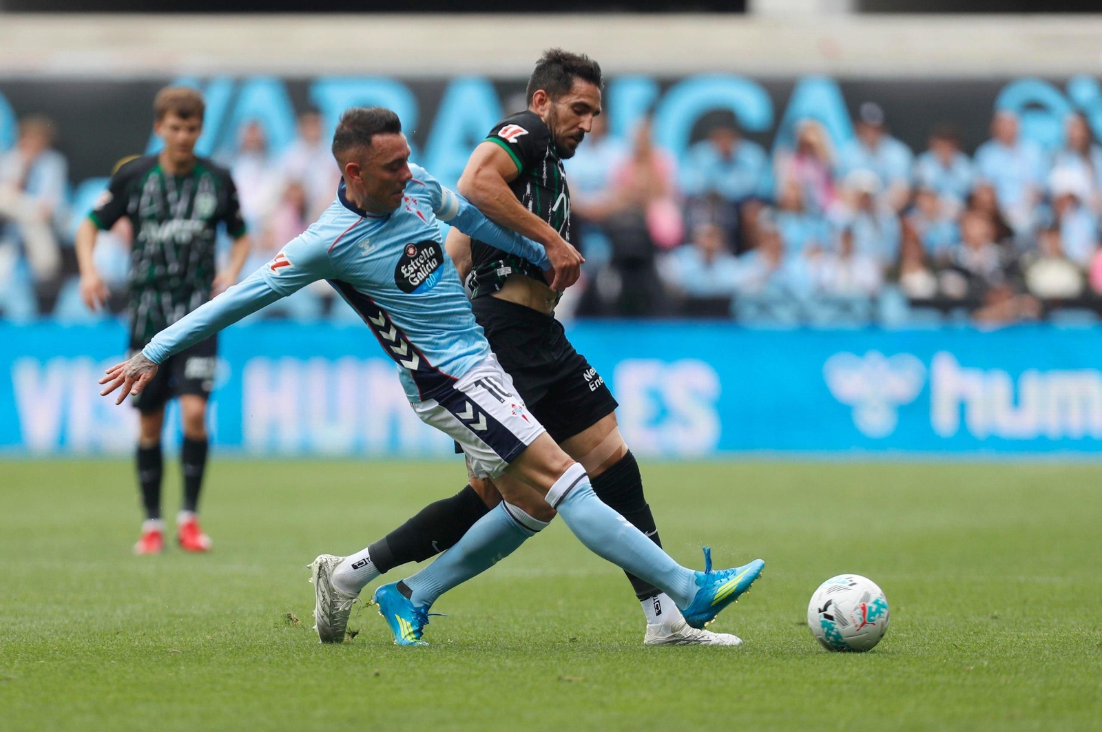 Aspas disputa un balón.