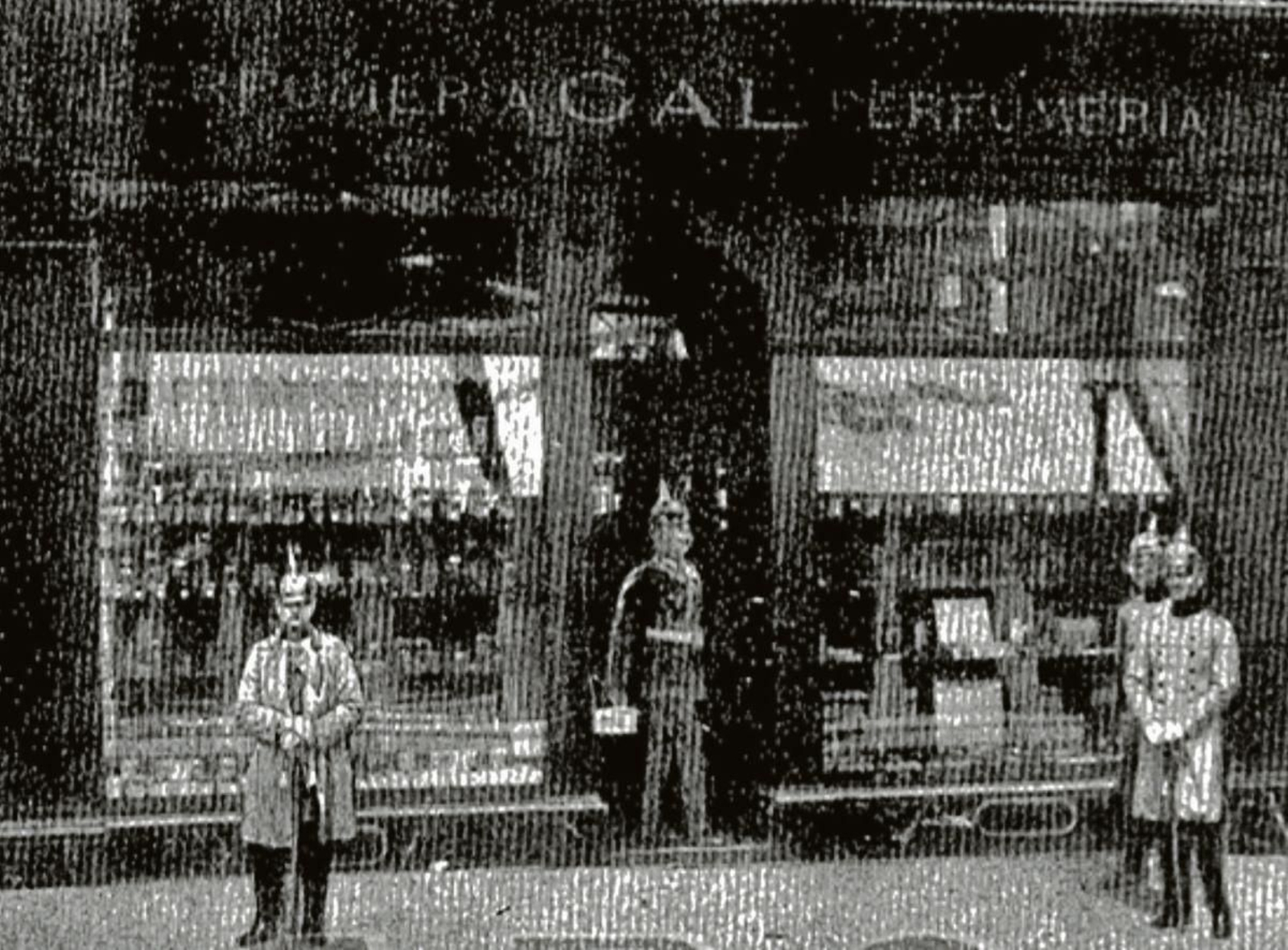 El kaiser saliendo de una perfumería en Madrid en plena I Guerra Mundial.