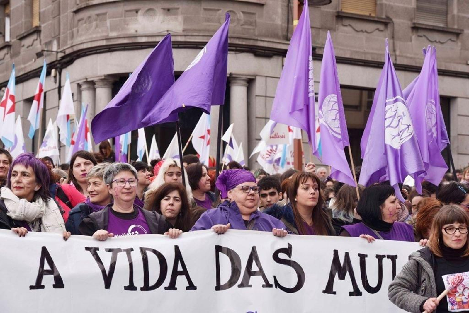 La marcha feminista recorre las calles de Vigo 14