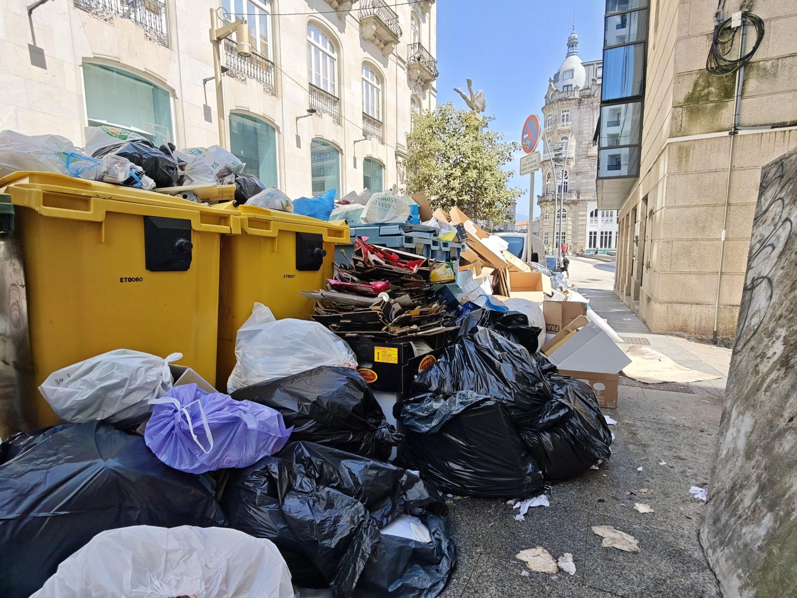 Galería | Vigo, bajo la presión de la basura tras tres días de huelga