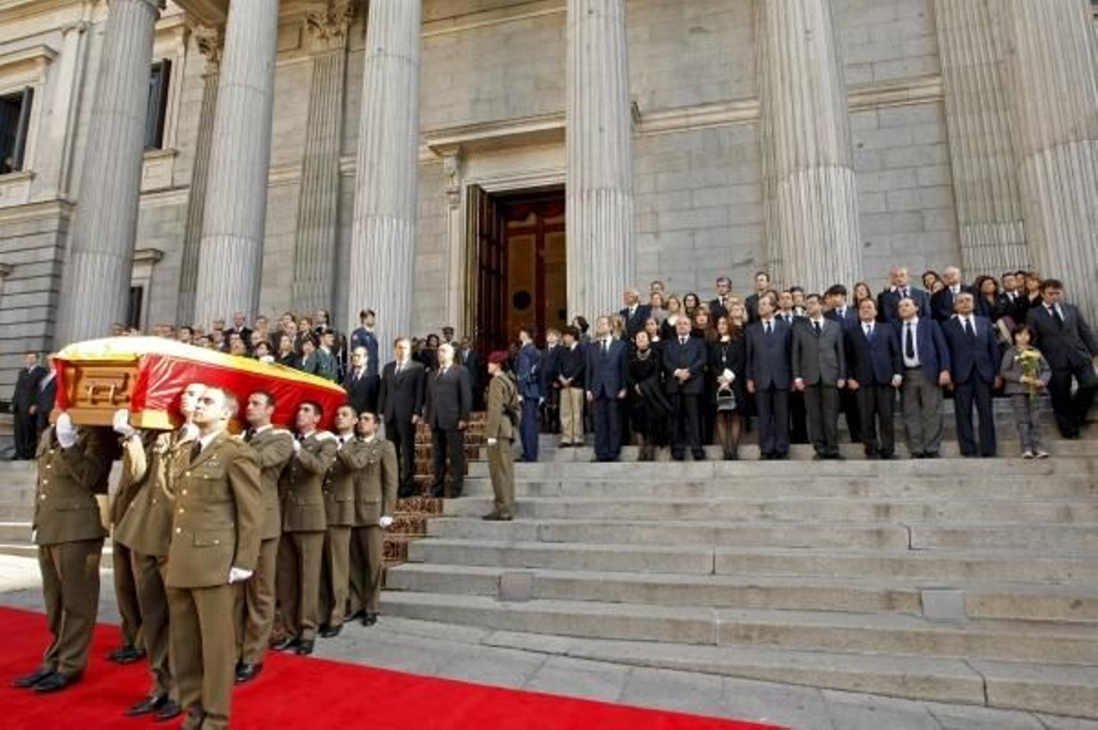 Momento en que el féretro abandona el Congreso. (Foto: Manuel H. de León)