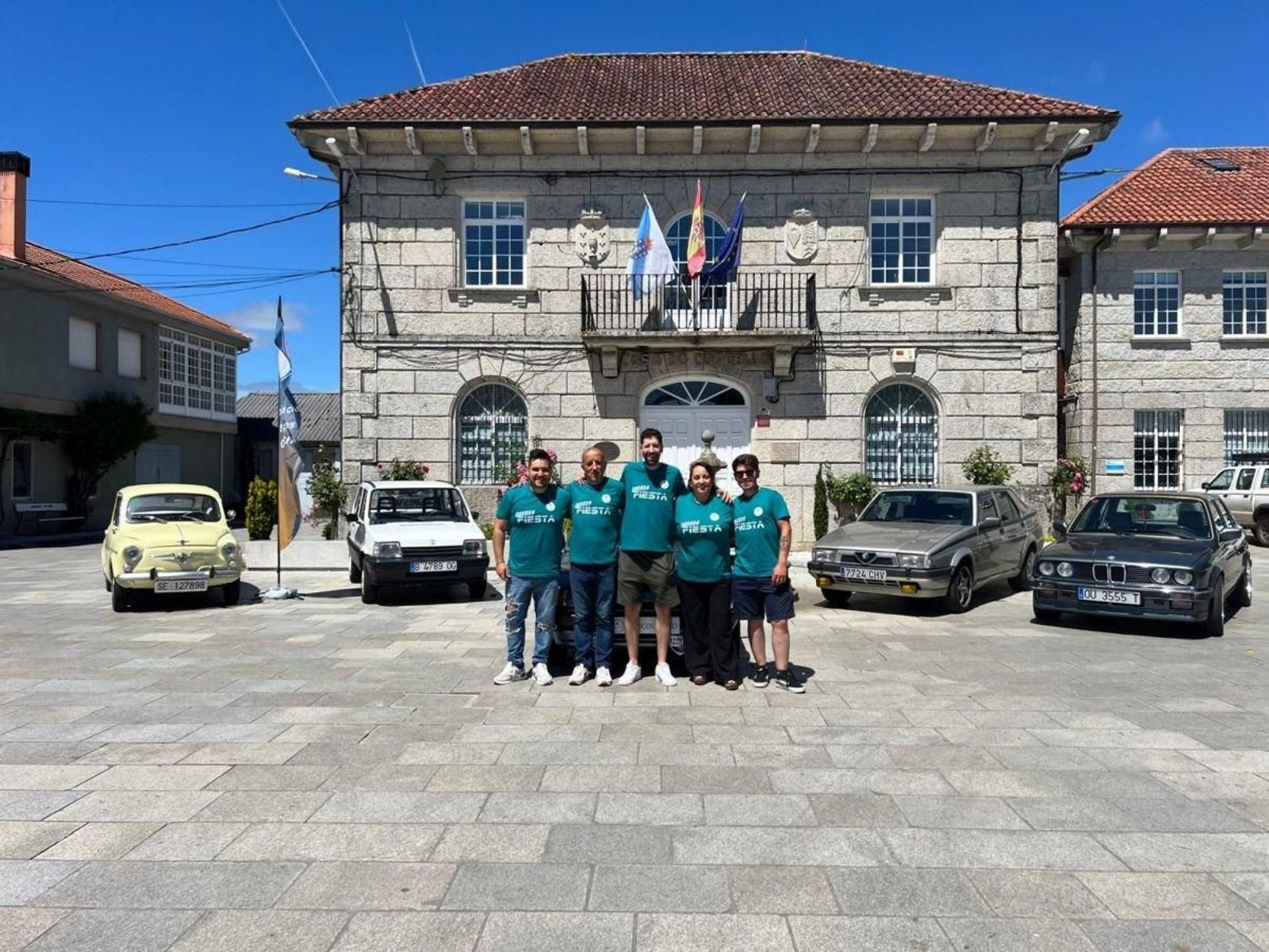 Organizadores de la concentración de coches clásicos en O Irixo.