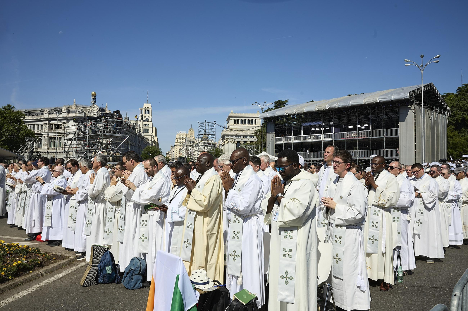 Galería | Multitudinaria misa y procesión del Corpus en Madrid con el papa León XIV