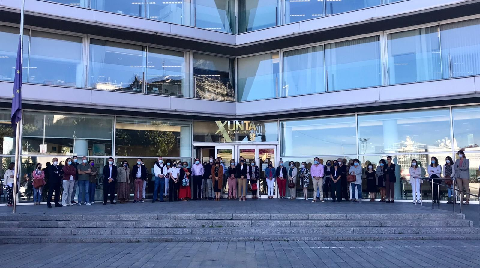 Minuto de silencio en honor a Valeriano Martínez, este jueves, en la delegación de la Xunta en Vigo.