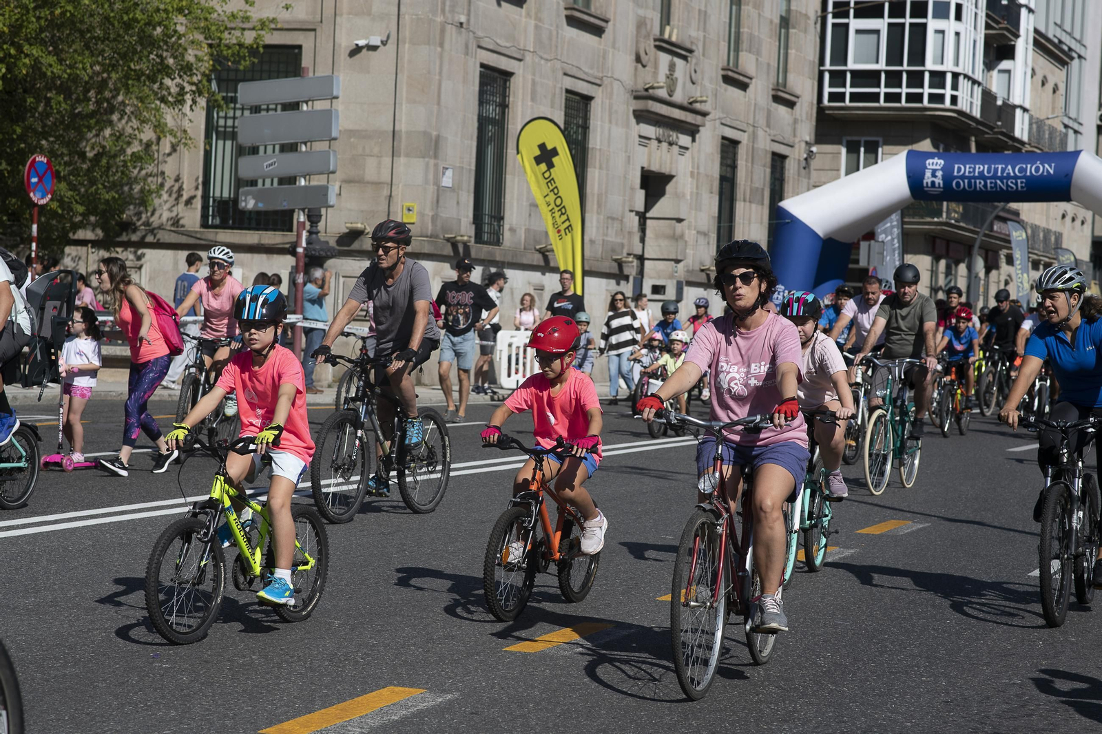 Galería | Ourense disfruta de un Día da Bici con sol, ambiente familiar y regalos