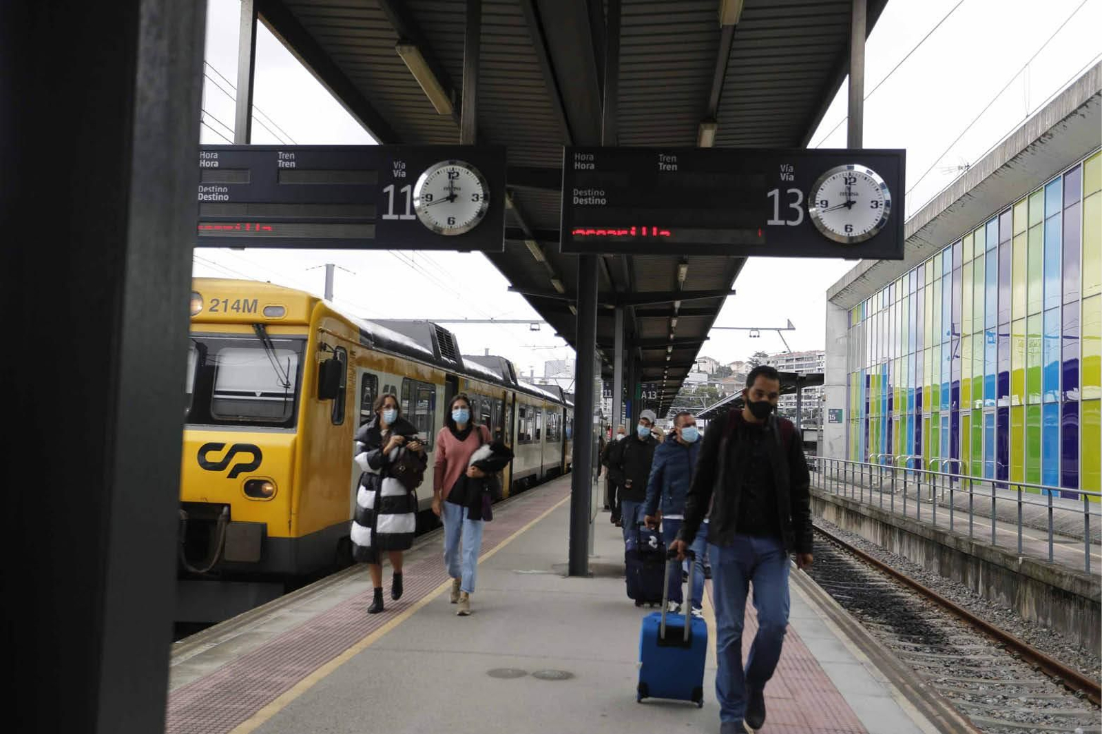 Representantes de los grupos esenciales, como policías y docentes, se vacunaron en el Álvaro Cunqueiro.