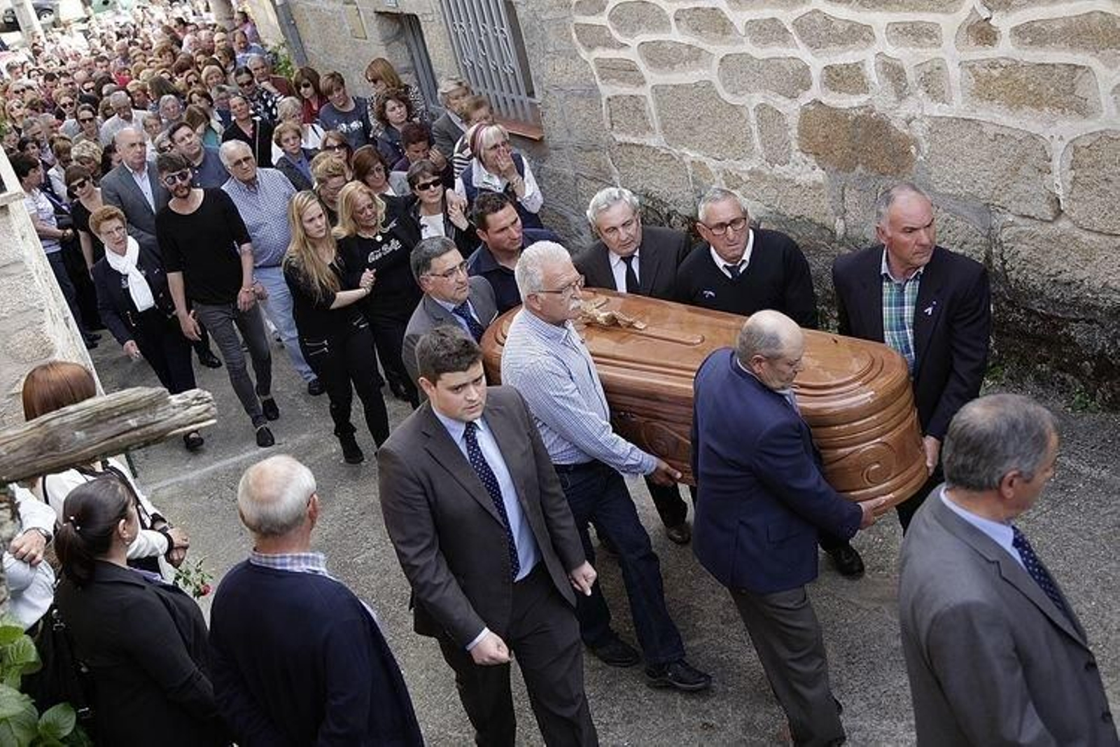 En el entierro de Isabel Fuentes, el pasado sábado, se vivieron muestras de dolor e indignación.