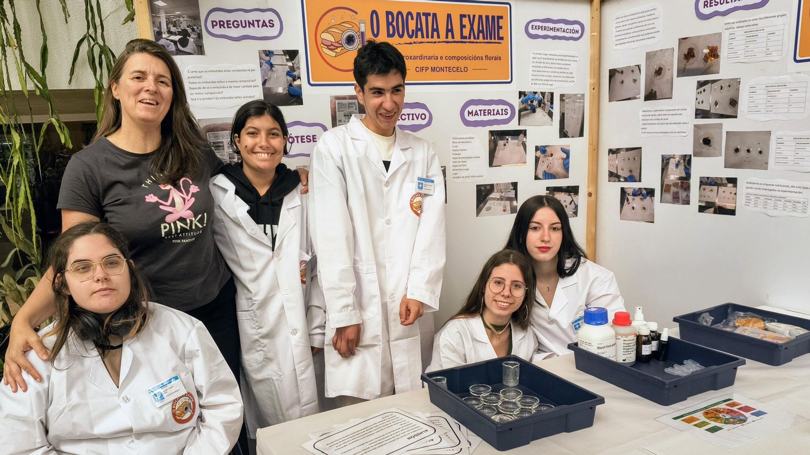 Estudiantes de Agrojardinería muestran los resultados de su estudio sobre el almidón en carne.