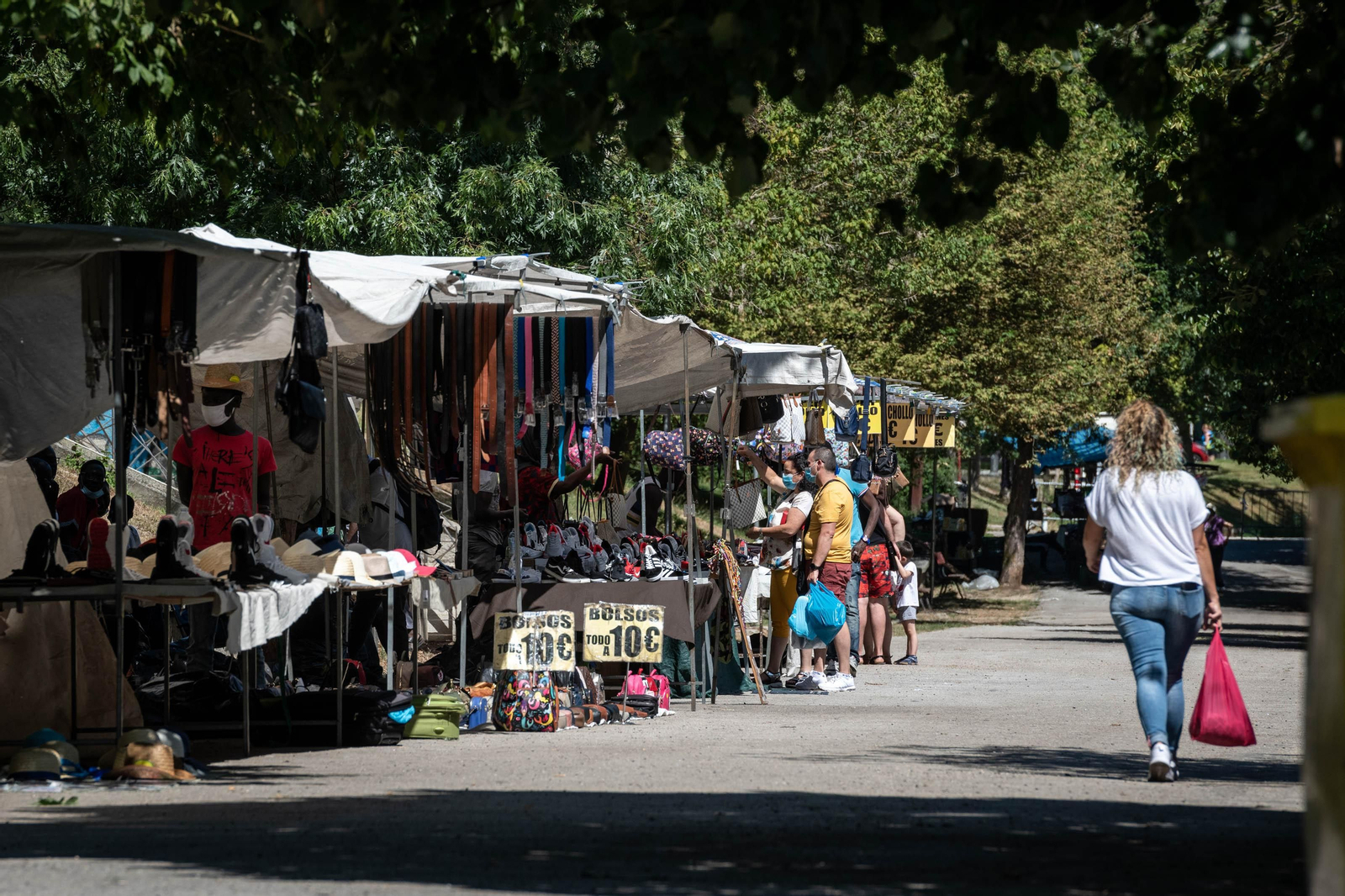 Los feriantes buscan atraer a los pocos visitantes que se acercaron ayer hasta el circuíto de la feria.//FOTO: ÓSCAR PINAL