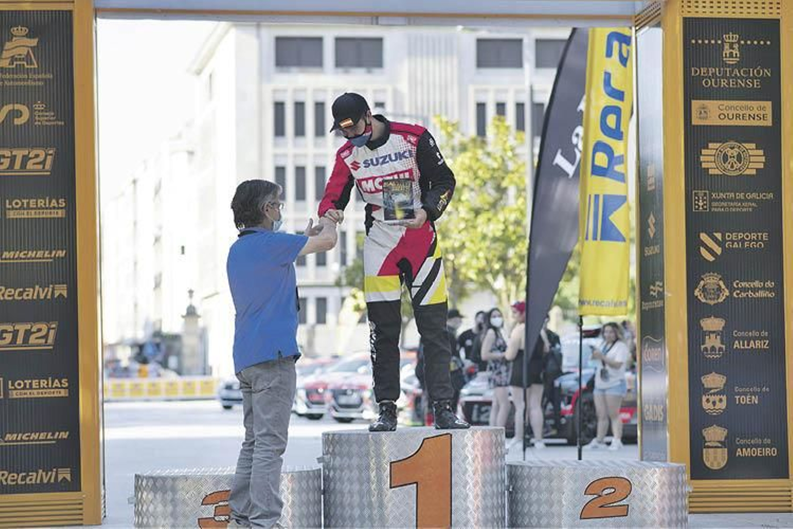 Javier Pardo recibe de Jano Outeiriño el premio como mejor ourensano de la pasada edición. (X.FARIÑAS)