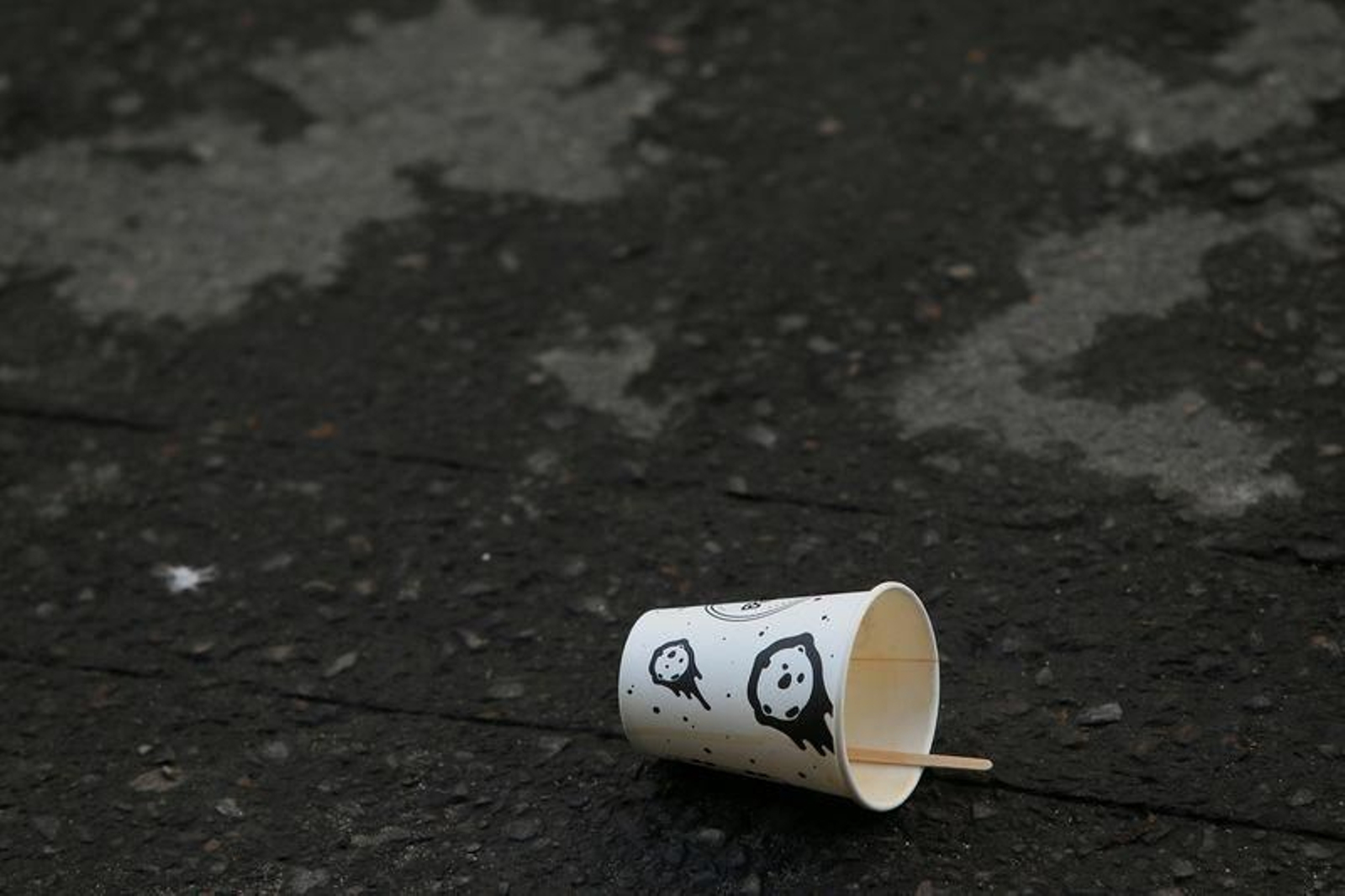 Uno de los recipientes de café para llevar en Ourense (JOSÉ PAZ).