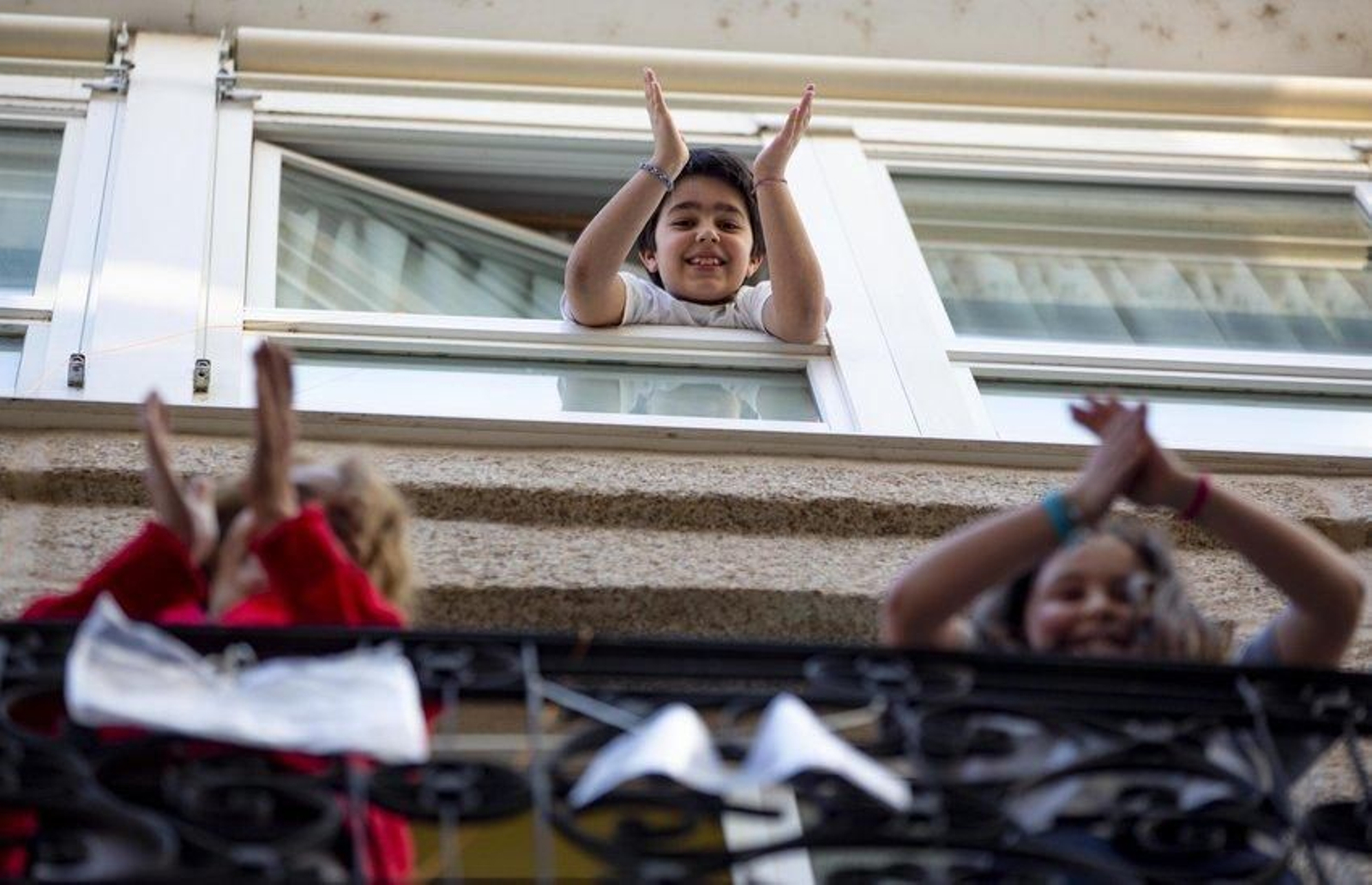 Aplauso al colectivo sanitario por la crisis del Covid-19 por parte de niñas y niñosde un edificio del casco vello de Ourense. Foto: Xesús Fariñas