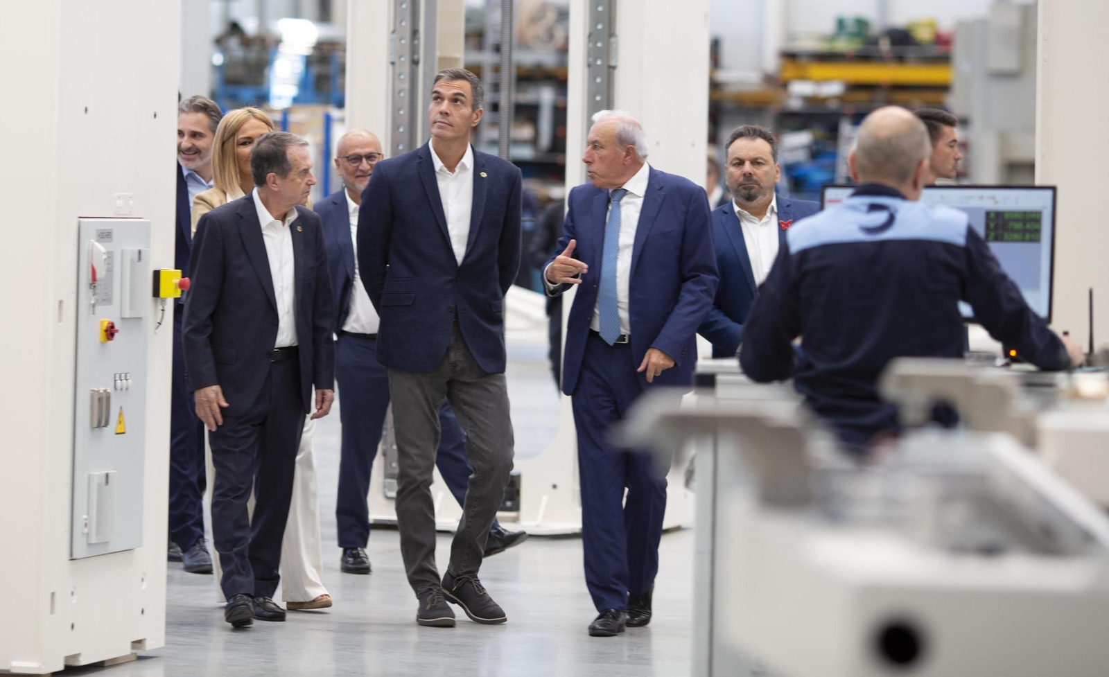 Galería | Pedro Sánchez visita las instalaciones de Delta Vigo en el PTL de Valadares