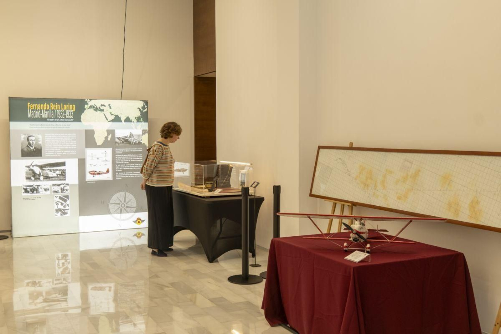 Una mujer observa uno de los elementos expuestos en el Centro Cultural Marcos Valente