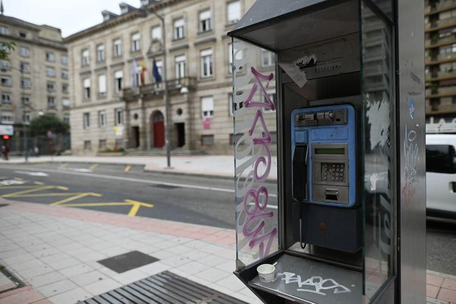La cabina telefónica del parque San Lázaro es una de las que queda en pie en la ciudad. (Foto: Martiño Pinal)