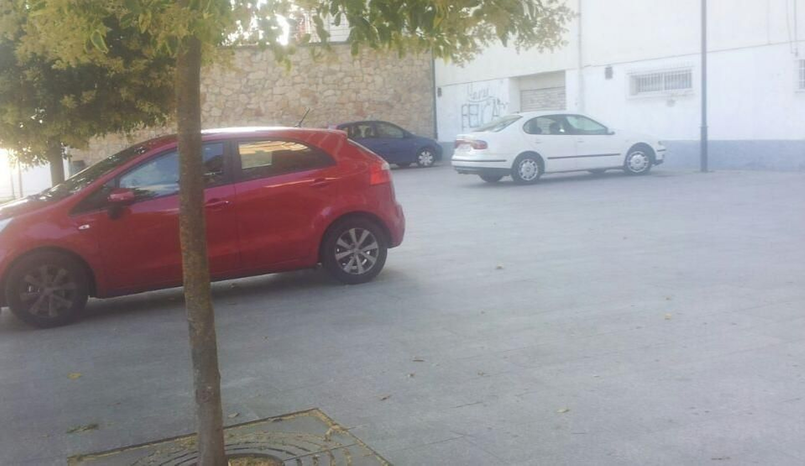 Coches aparcados en el Ribeiriño.