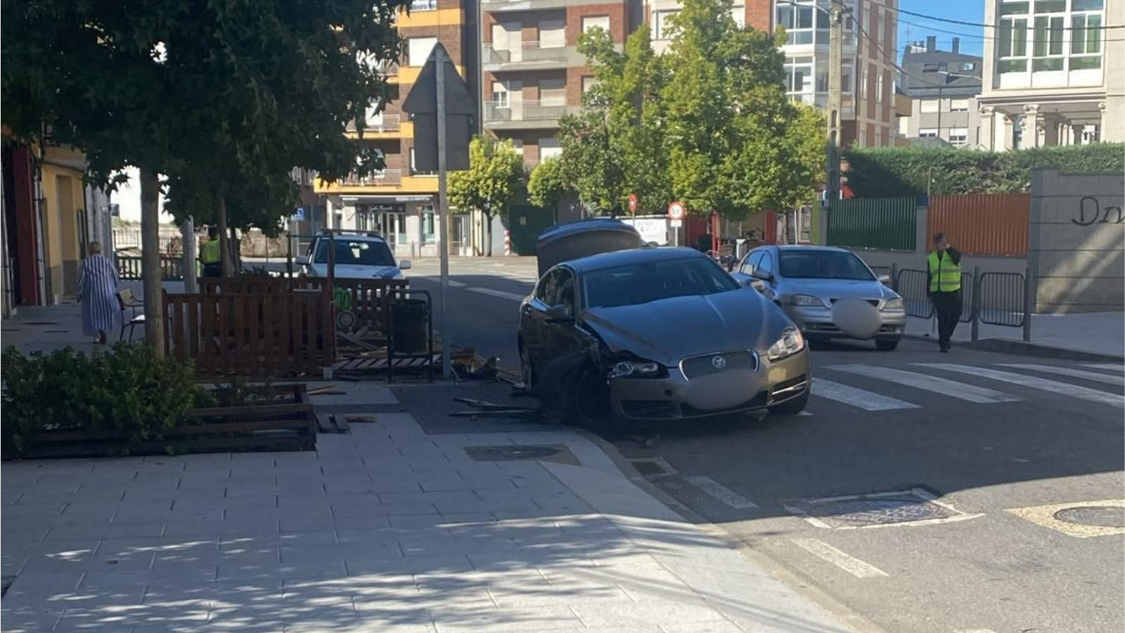 El vehículo al lado del parque dañado en O Barco
