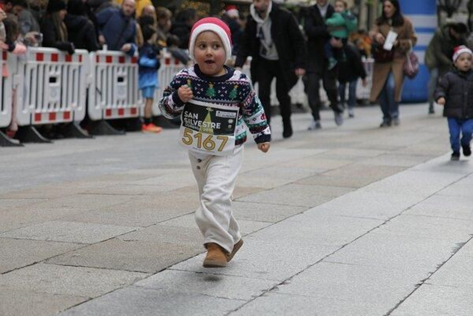 La jornada deportiva comenzó a las 16.00 horas con la carrera de Pitufos.