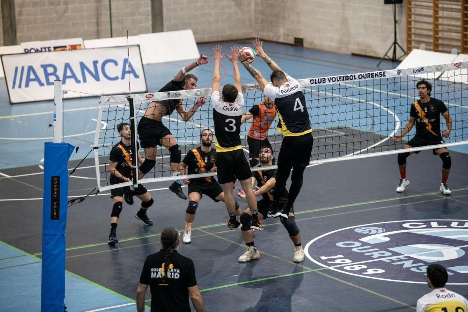 Los jugadores del Asesores Vila Castro intentan ganar un punto en la red ante el 

VP Madrid.