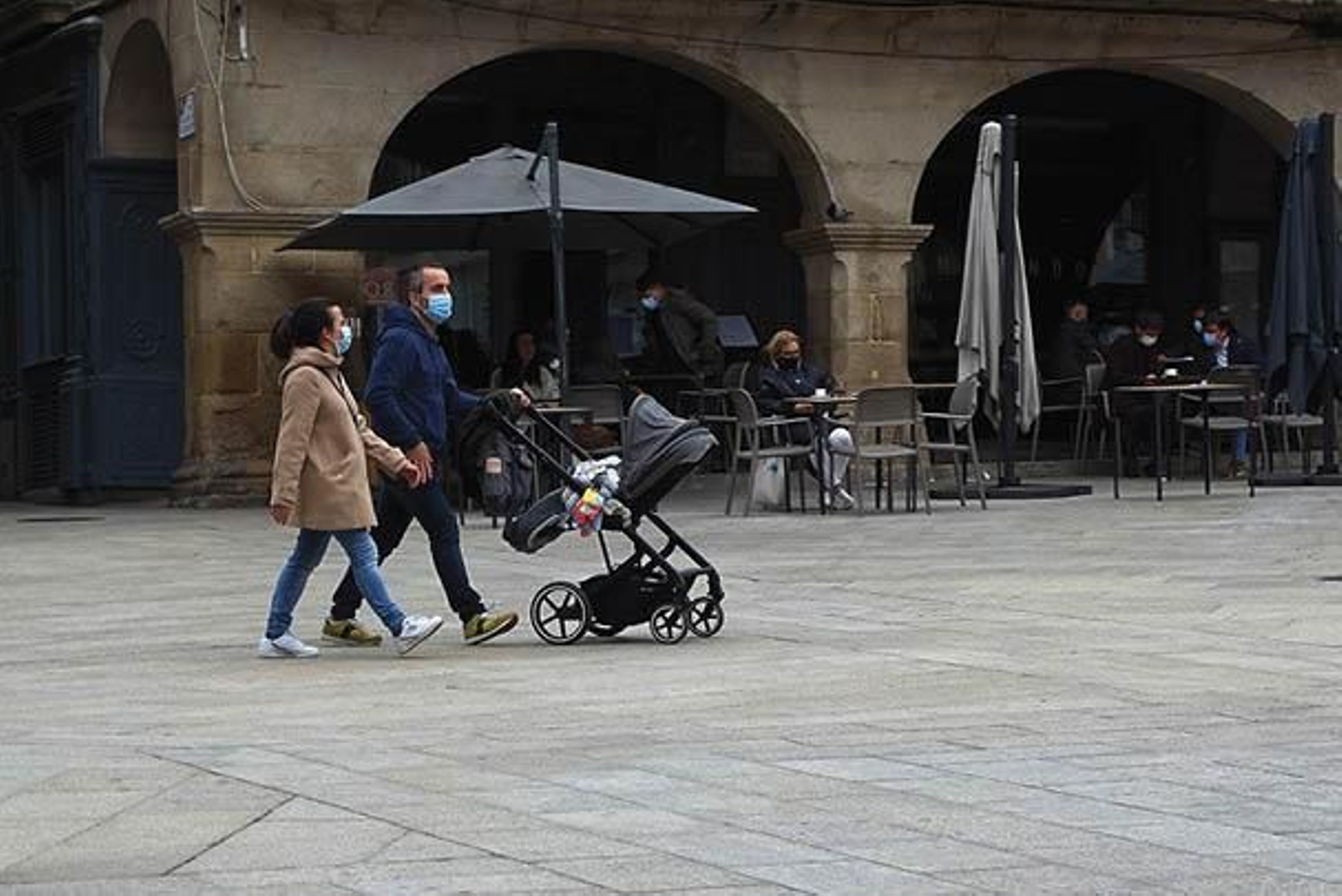 Una pareja con su bebé (Martiño Pinal).