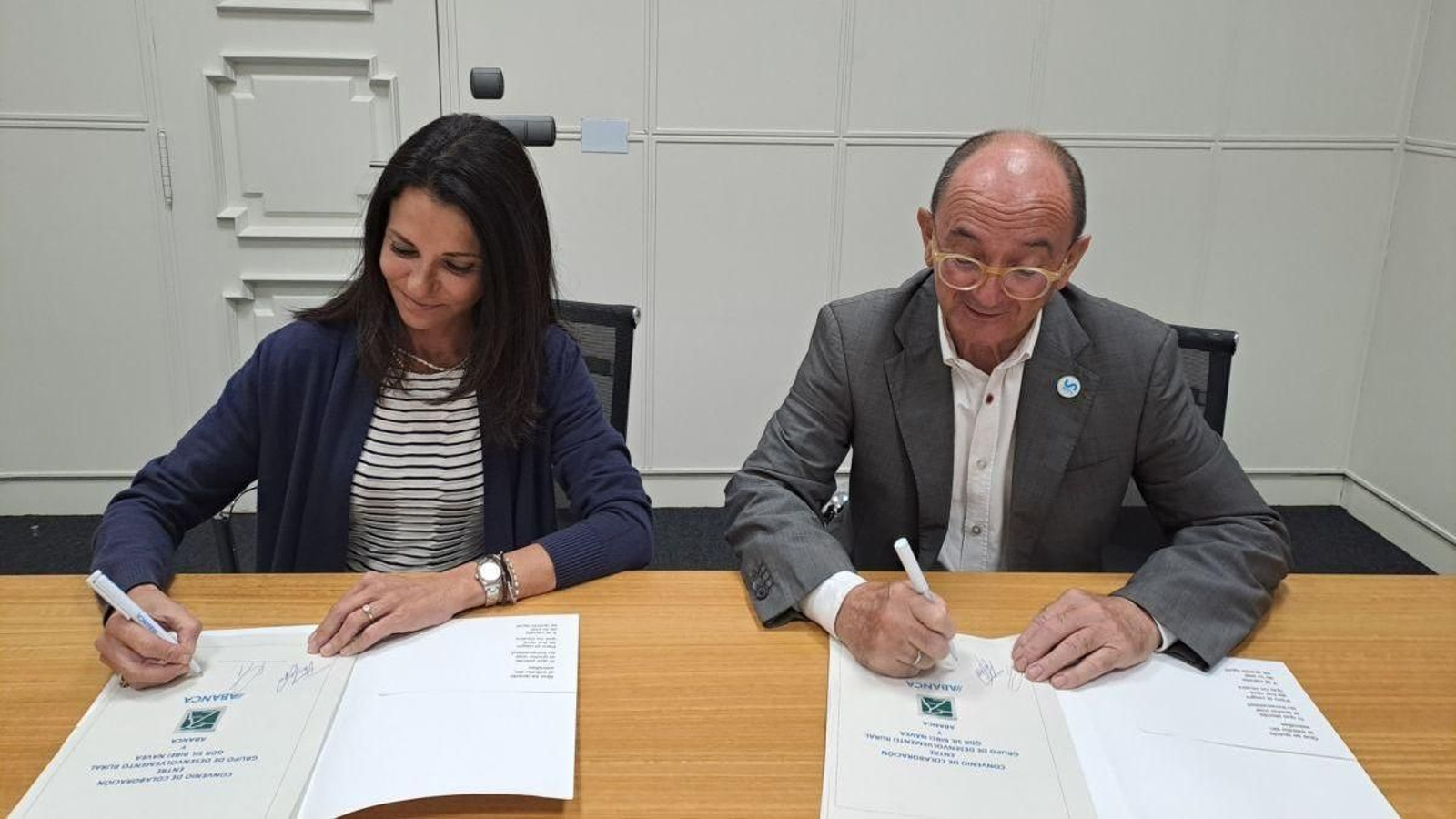 María José López y Francisco Magide, firmando.