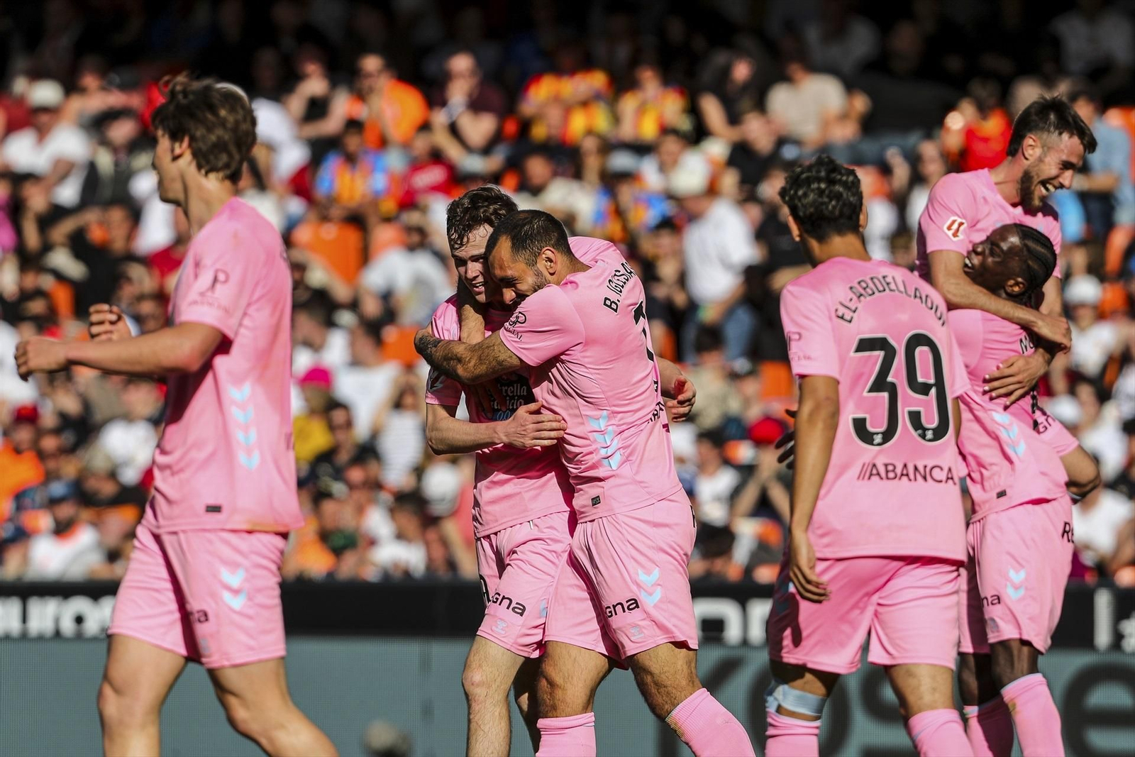 Borja Iglesias abraza a Swedberg para felicitarle por el gol.