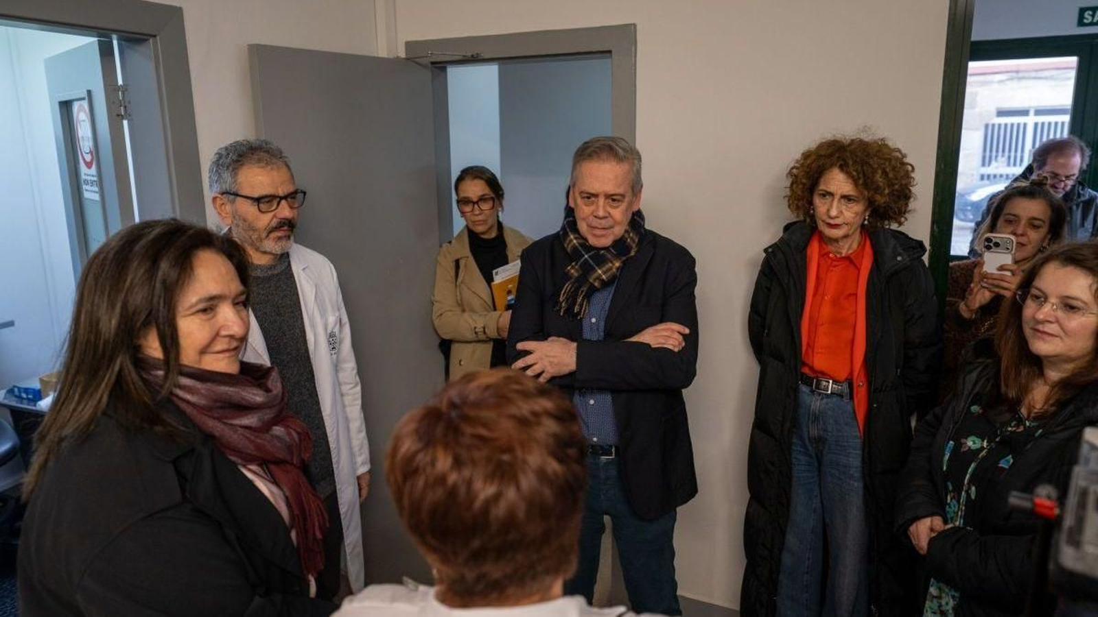 El conselleiro con la delegada y la alcaldesa durante la visita al edificio de la UAD.