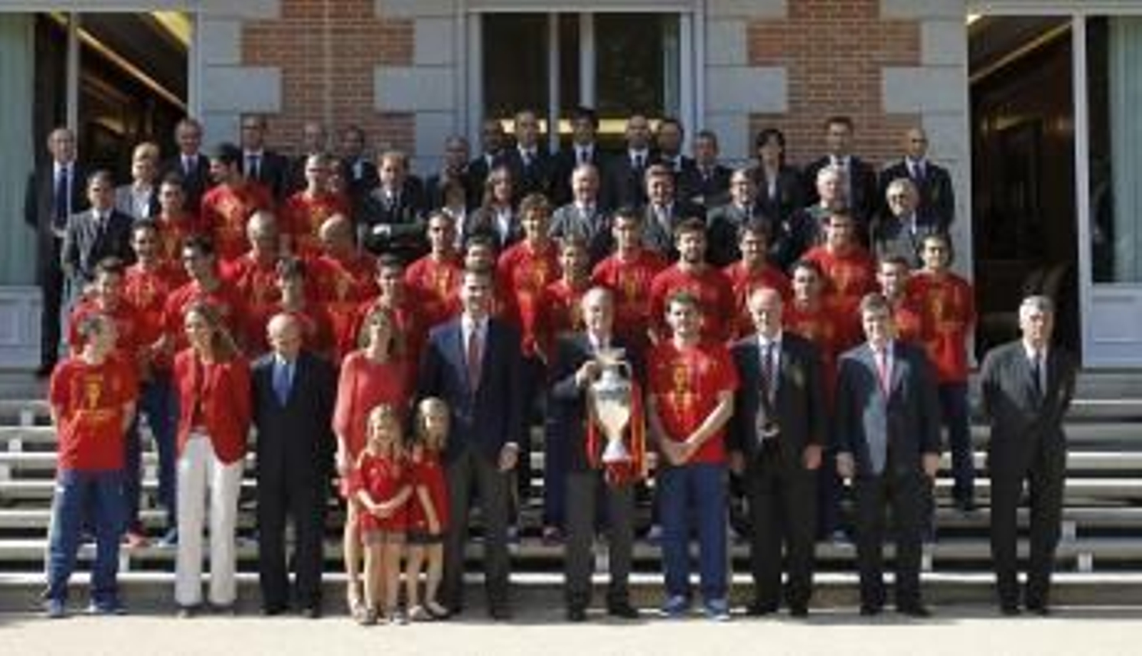 El rey Juan Carlos y los Príncipes de Asturias posan con los integrantes de la selección española de fútbol  (Foto: EFE)