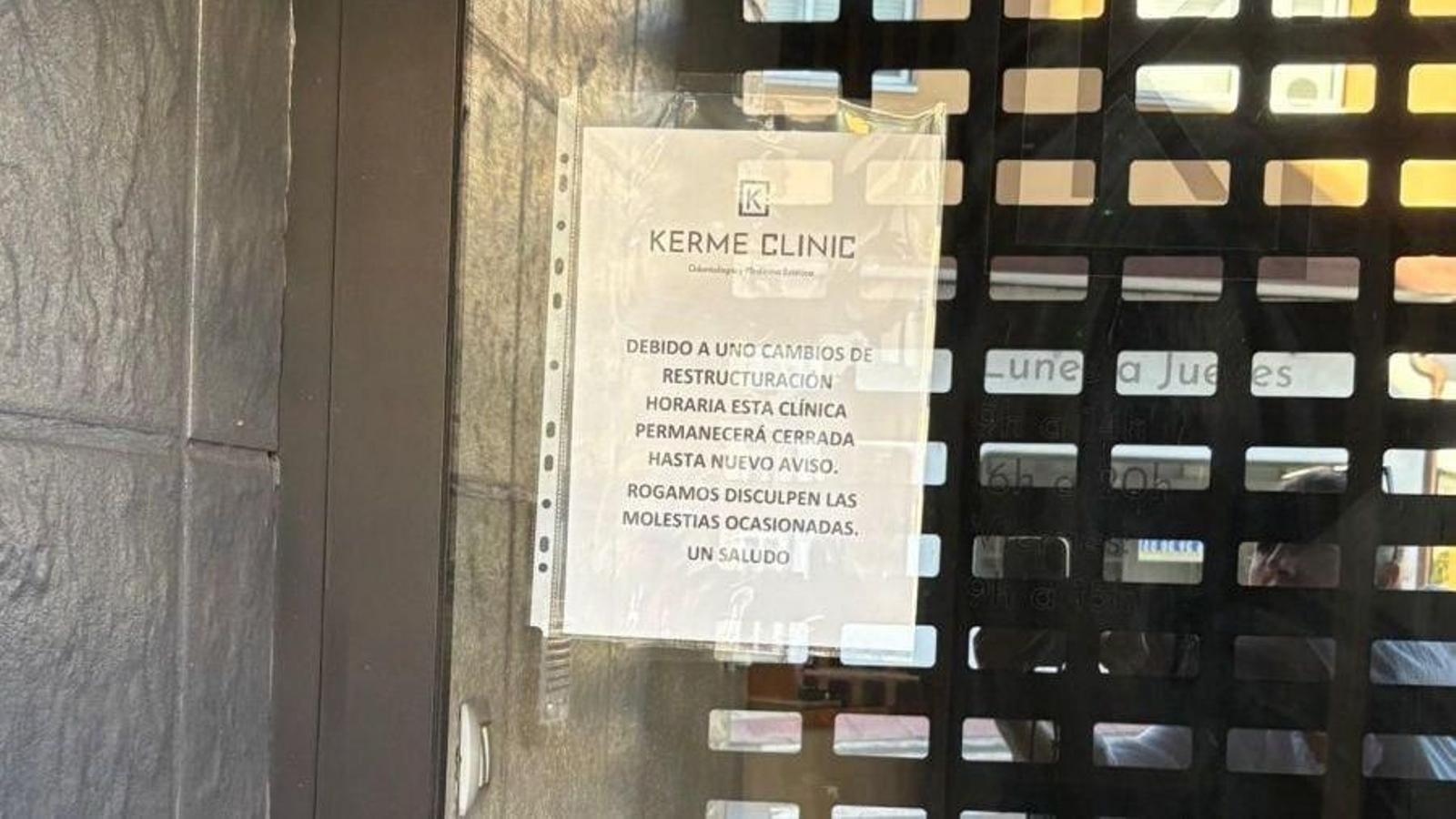 Cartel instalado en la puerta del hall de la clínica.