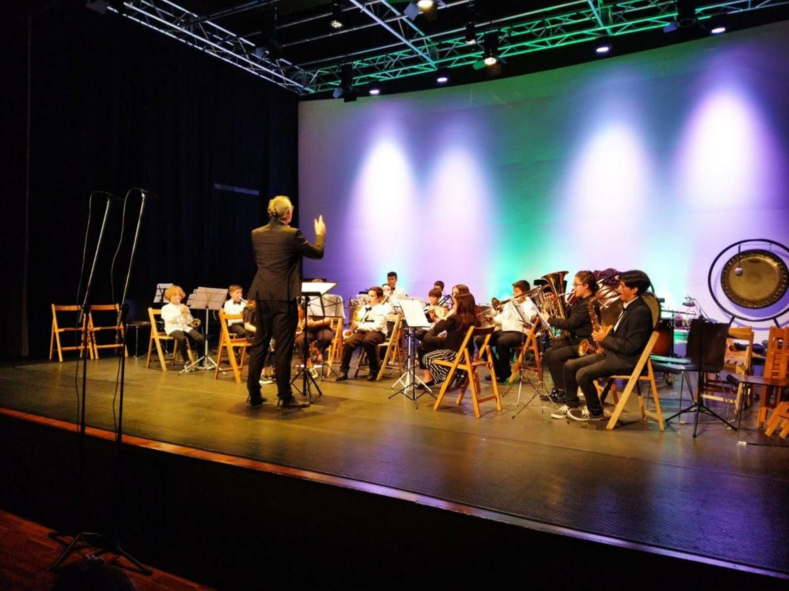 Integrantes de la banda infantil durante la actuación de fin de curso.
