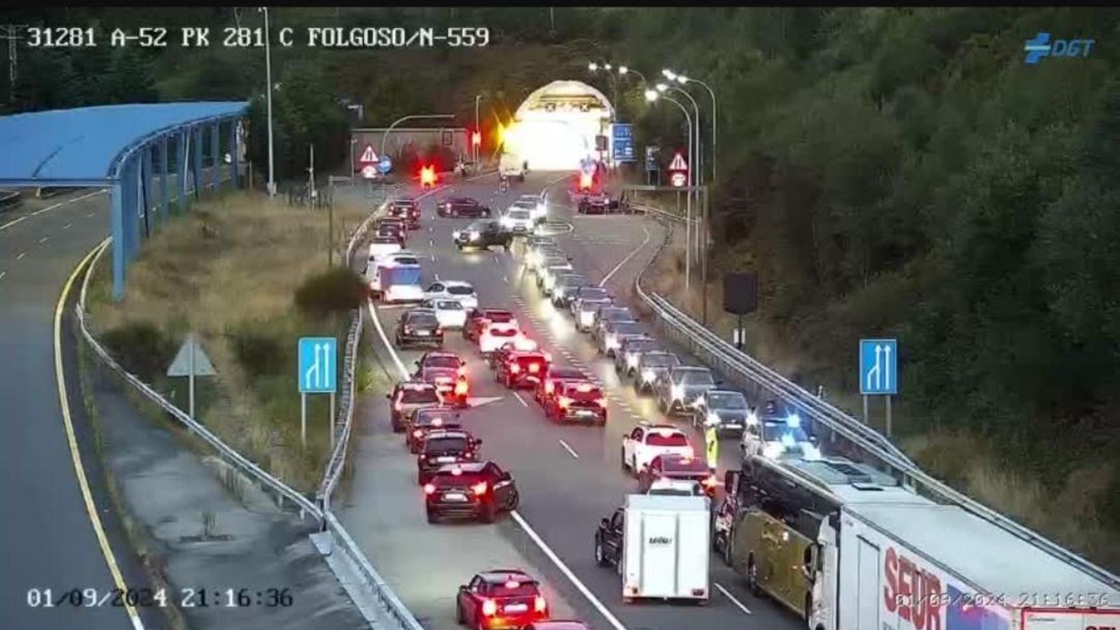 El carril en sentido Ourense, con retenciones.