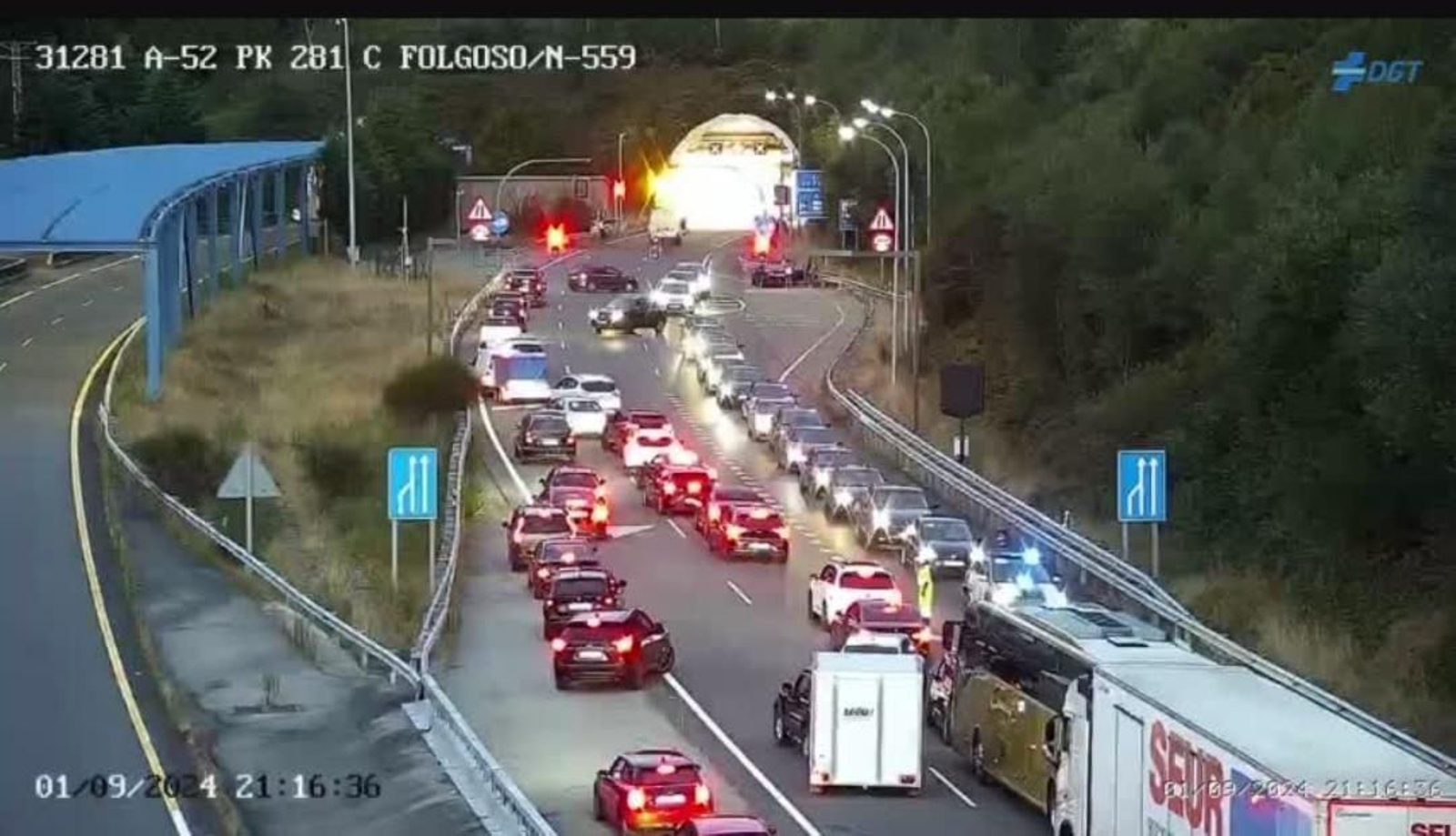 Atasco en la A-52 en plena operación retorno como consecuencia del incidente del coche que empezó a arder en el túnel de O Folgoso, A Cañiza.
