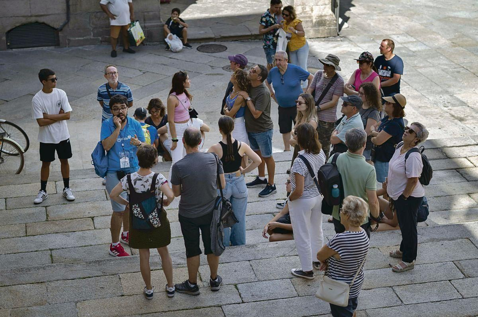 Asistentes del tour clásico atendiendo a la explicación del estado del Museo Arqueolóxico Provincial.