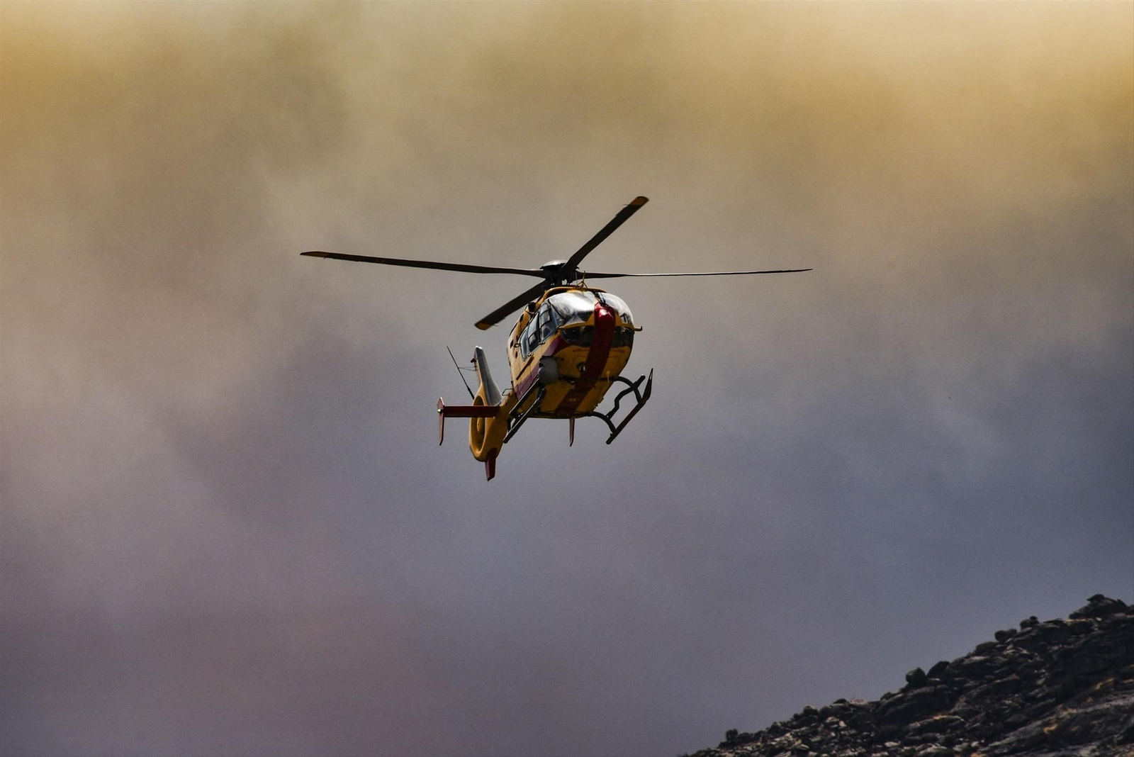 Galería | El incendio forestal de Burgohondo en Ávila se mantiene sin ser controlado, en fotos