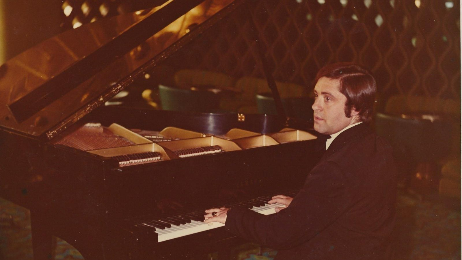 Luis Humberto, ao piano, nun dos seus concertos.
