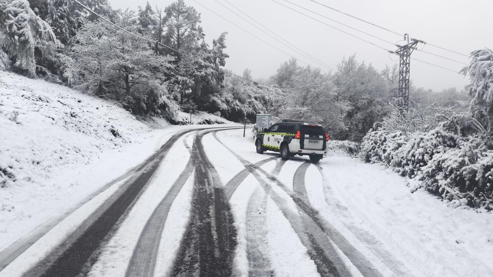 Galería | La nieve da la bienvenida al invierno en A Cañiza