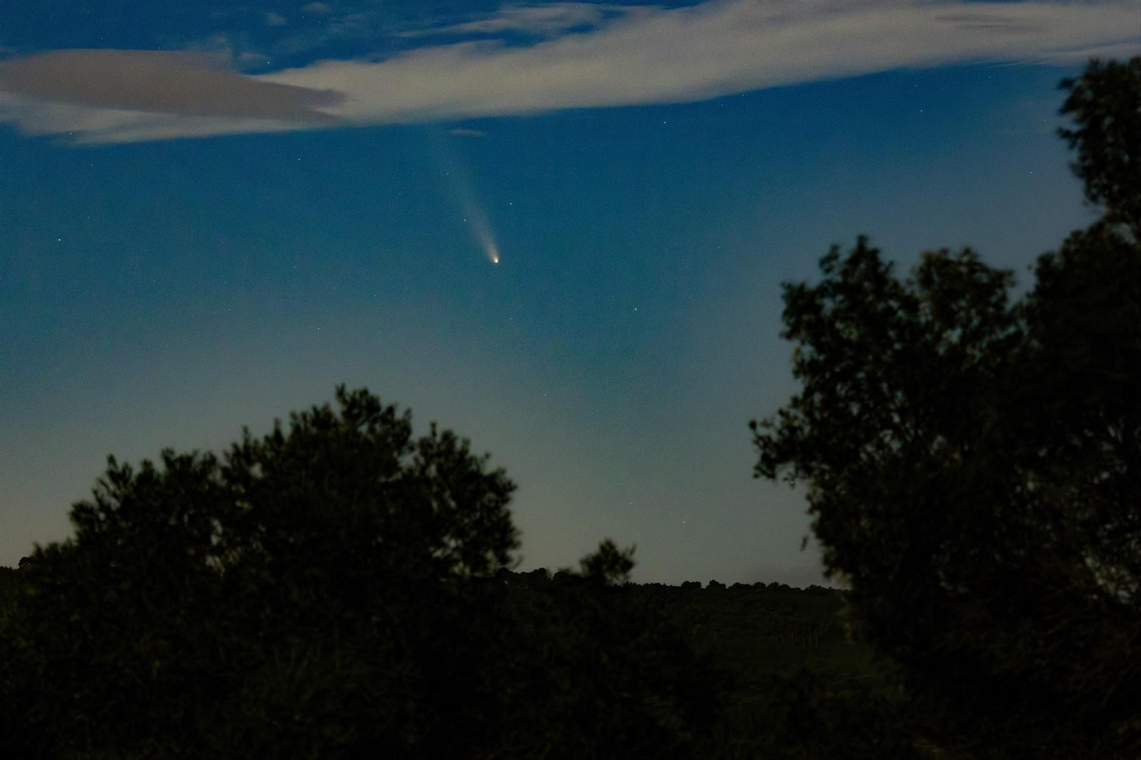 Imagen de archivo de una cometa surcando el cielo de España antes del ocaso