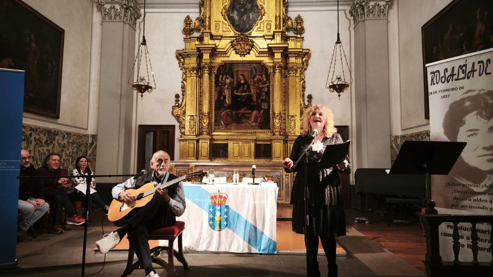 Poetisa Norma González recitando junto al maestro Julio a la guitarra