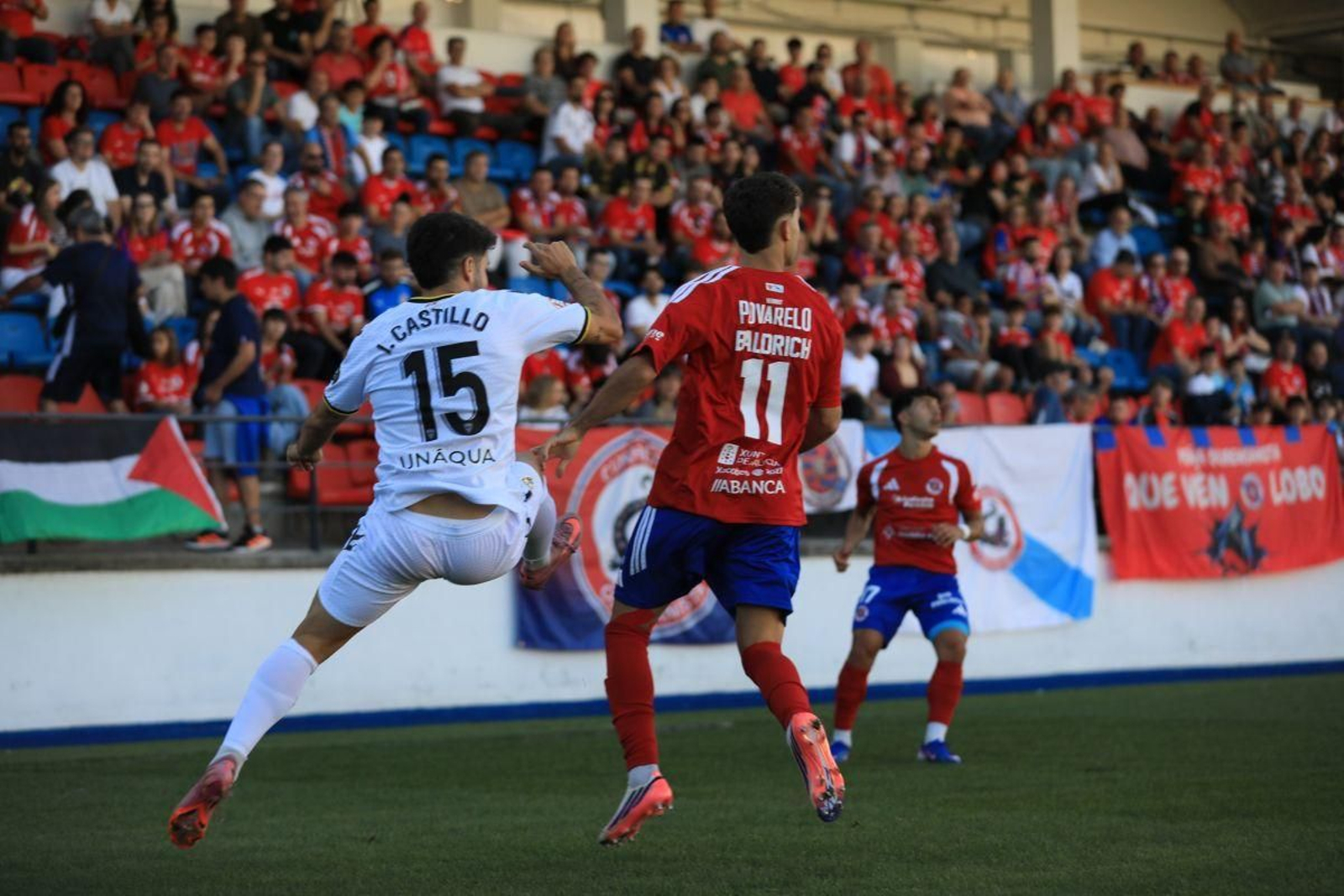 Baldrich, autor del gol de la UD Ourense que valió la primera victoria, es presionado por Castillo.