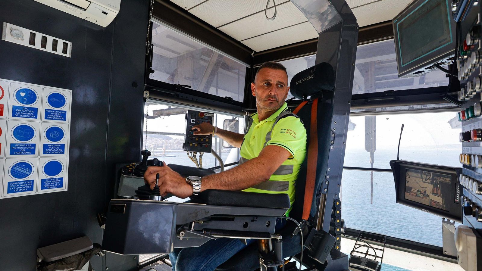 Galería | Una supergrúa de 110 metros se instala en Guixar