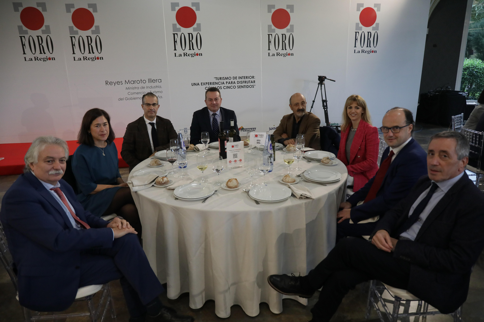 RÍO SIL: Emilio González Afonso, subdelegado del Gobierno en Ourense; Carmen Rivas, directora digital de La Región; Jaime Pereira, secretario general de la CEO; Carlos Barbosa, subdirector general de La Región; José Antonio Quiroga Díaz, presidente de la Confederación Hidrográfica Miño-Sil; Marina Ortega, diputada socialista por Ourense en el Parlamento de Galicia; Mario Díaz, director de Gabinete de la ministra de Industria, y Julio Rodríguez, director de Atlántico Diario. (JOSÉ PAZ)