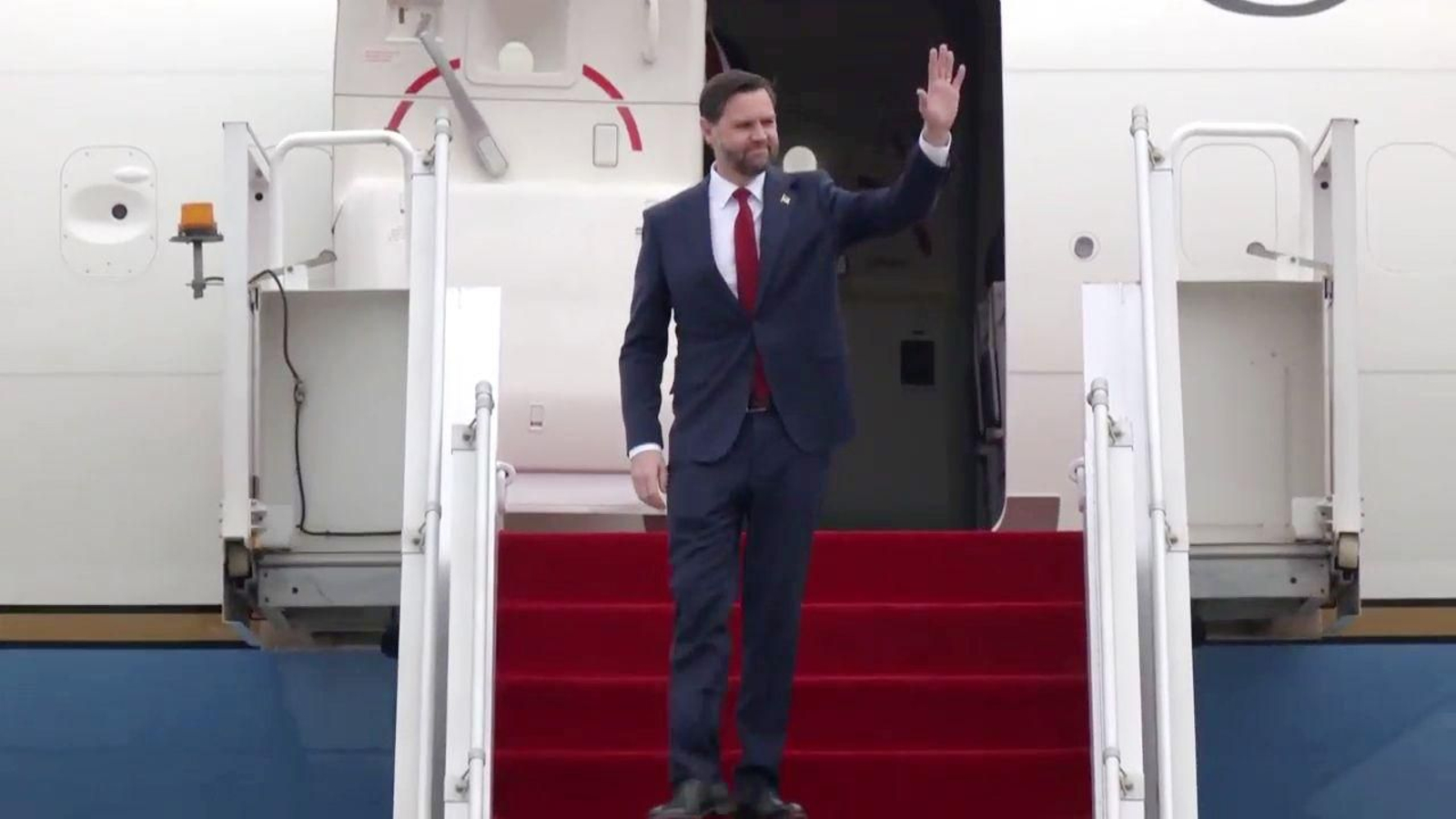Esta captura de pantalla de un videoclip muestra al vicepresidente de Estados Unidos, JD Vance, llegando a la base aérea de Nur Khan en Rawalpindi, Pakistán, el 11 de abril de 2026.