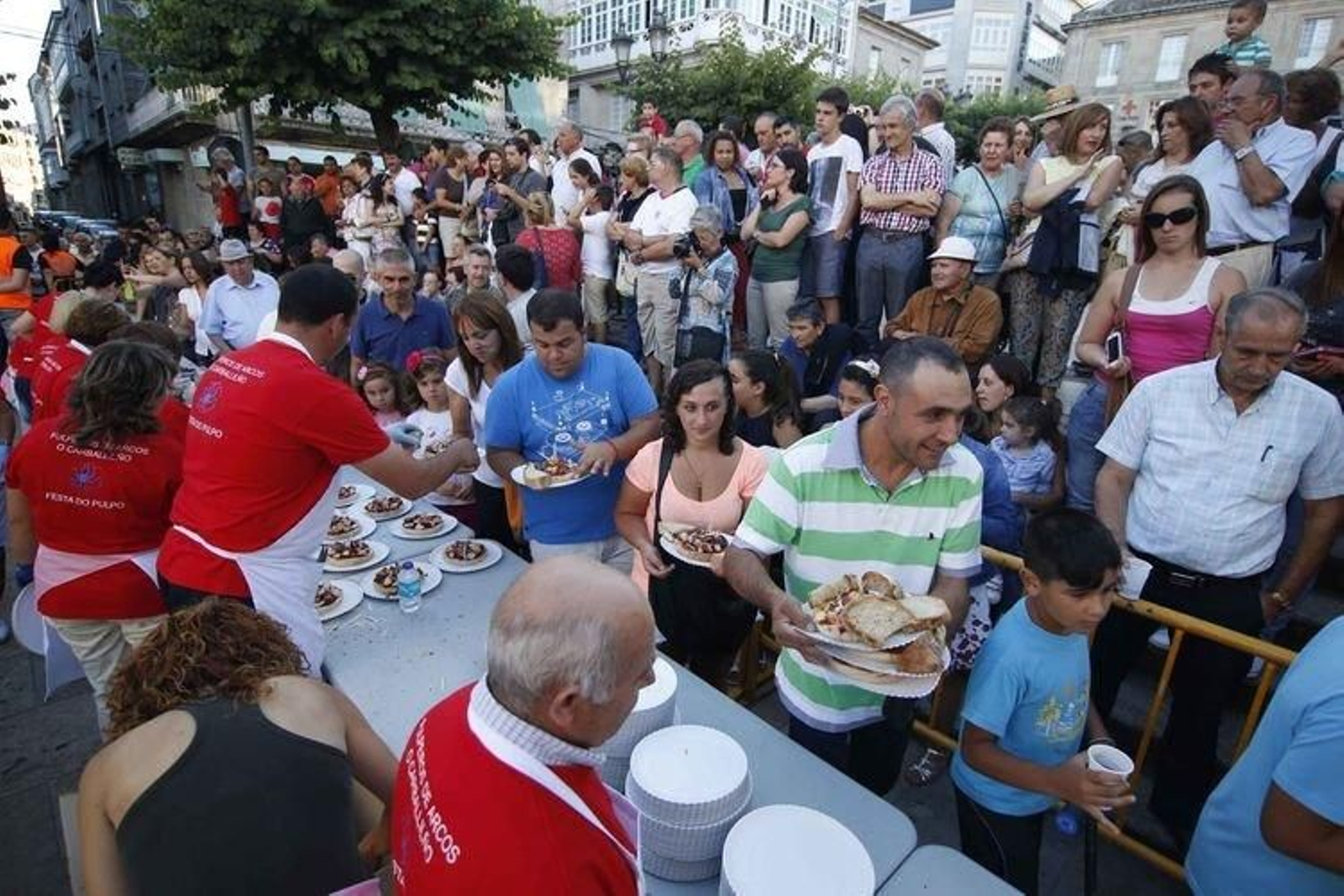 O Carballiño. 05-08-14. Provincia. Preperación da tapa de polbo máis grande do mundo na praza maior do Carballiño.
Foto: Xesús Fariñas